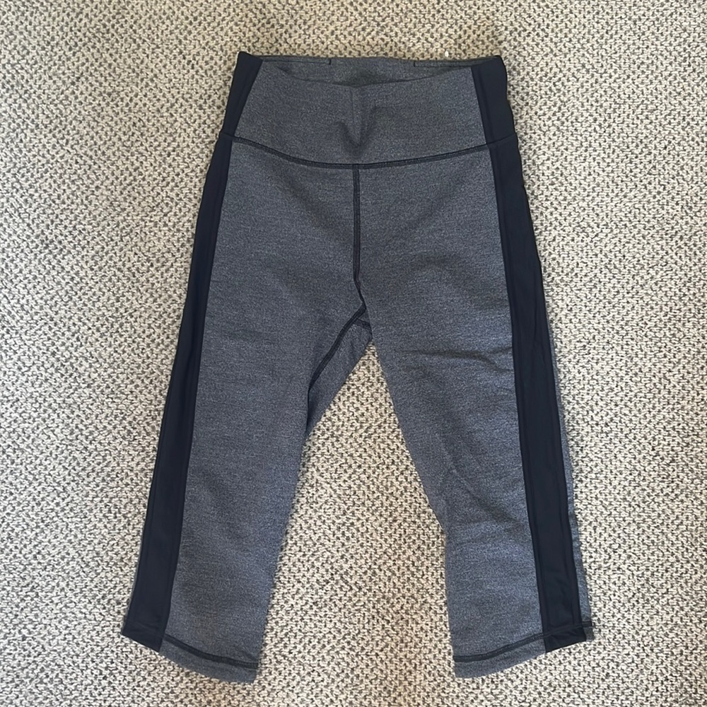 Lululemon cropped workout leggings / tights size 6
